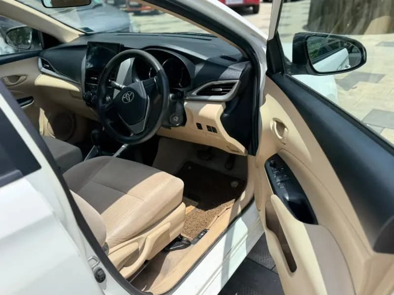 2021 Toyota Yaris J in white — photo 8 of 10
