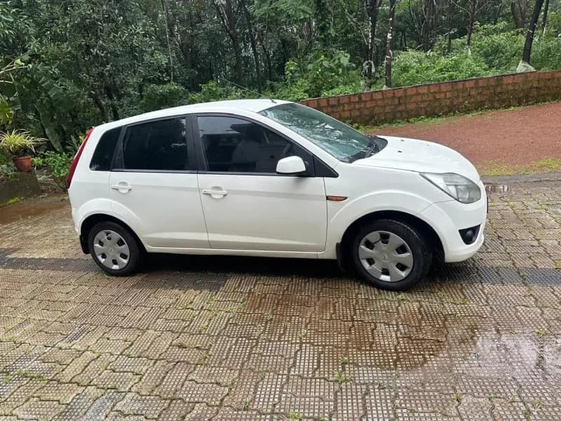 2011 Ford Figo in white — photo 3 of 4