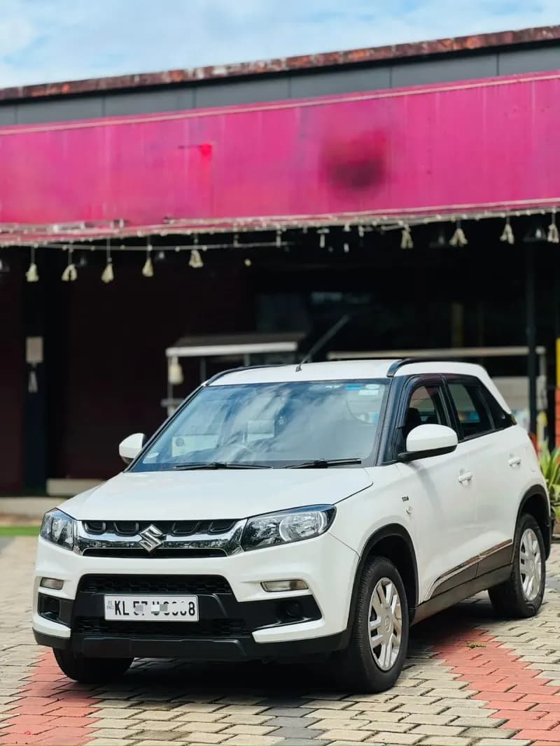 Used 2019 Maruti Suzuki Brezza VDi AMT diesel in white, front three-quarter view, for sale at RR Motors, Iritty, Kannur