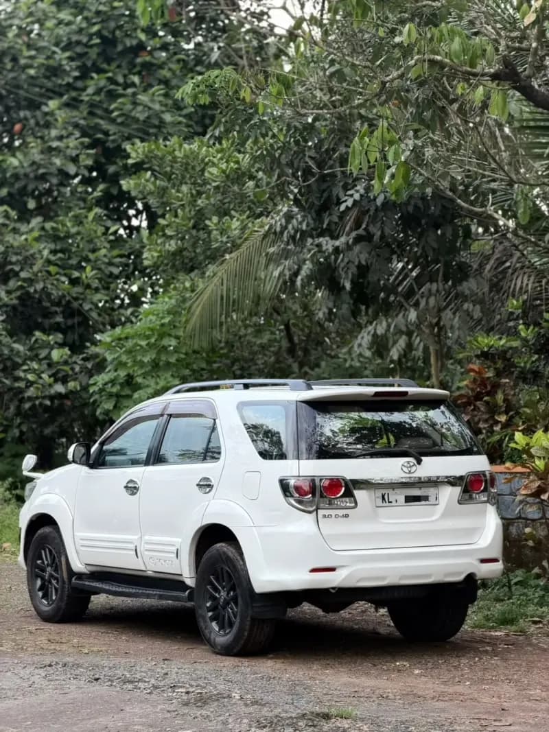 2015 Toyota Fortuner 4X2 Manual in pearl white — photo 2 of 6