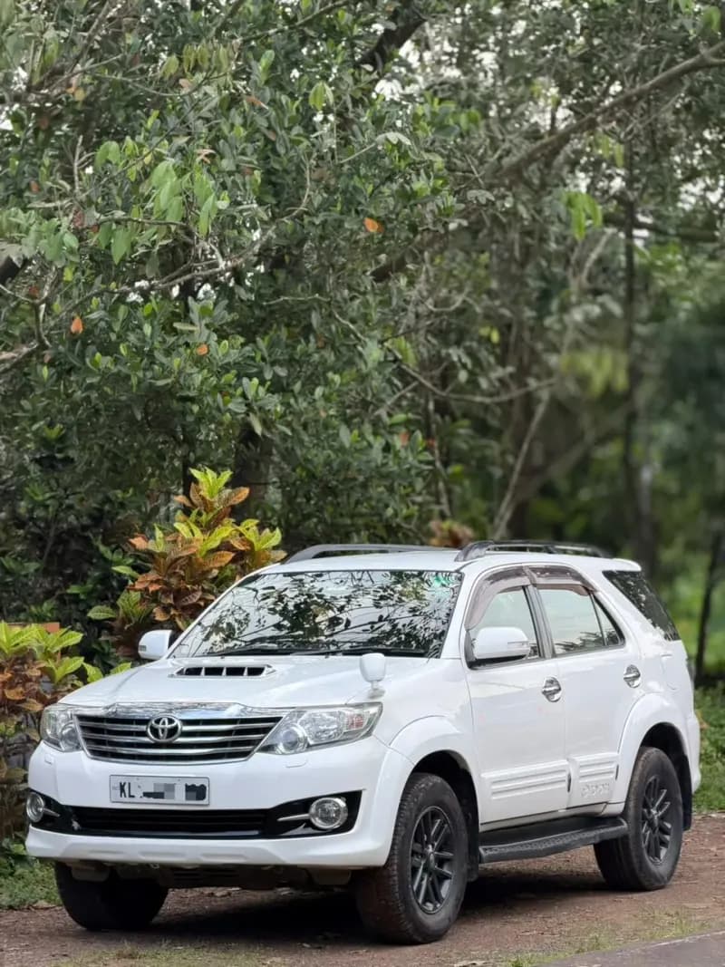 2015 Toyota Fortuner 4X2 Manual in pearl white — photo 3 of 6