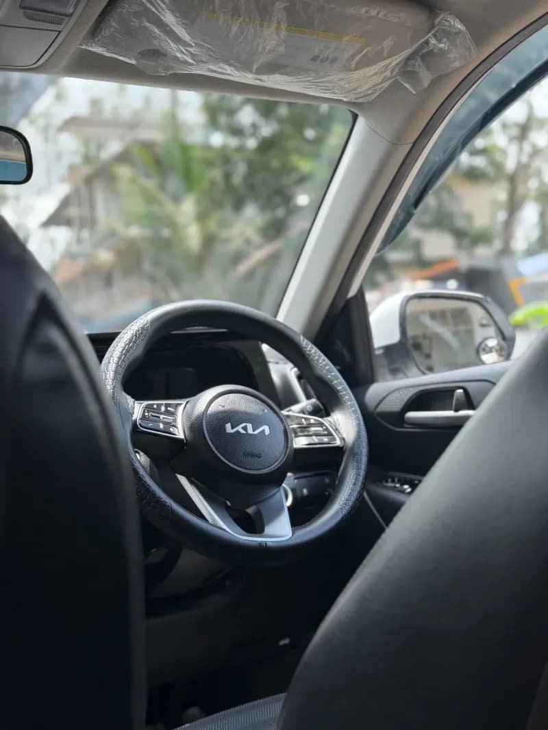 2023 Kia Sonet Htk plus in white — photo 9 of 10