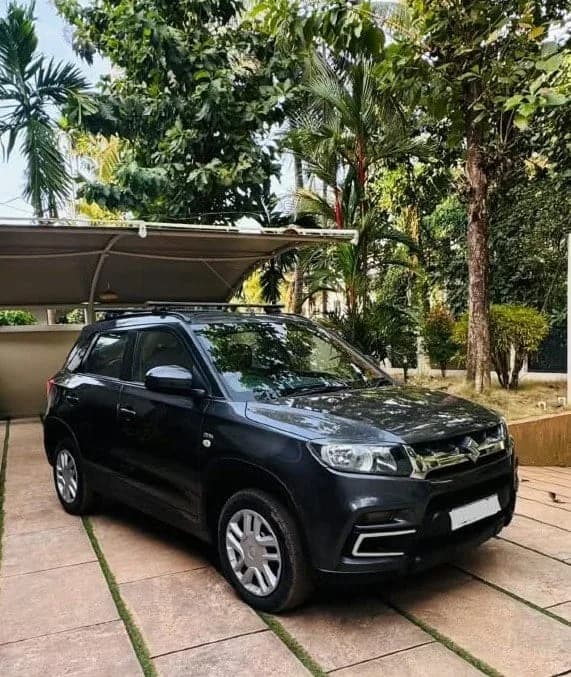 Used 2018 Maruti Suzuki Vitara Brezza VDi diesel in grey, front three-quarter view, for sale at Car City, Mattanur, Kannur