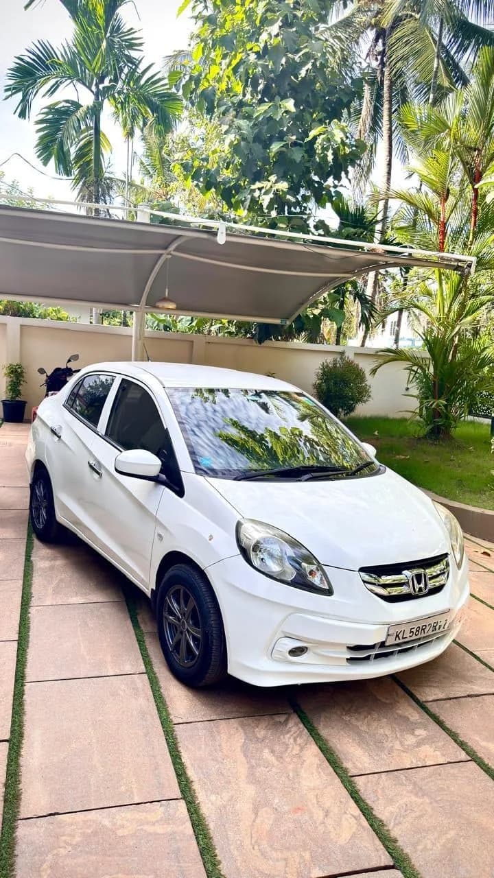 Used 2015 Honda Amaze 1.5 E diesel in white, front three-quarter view, for sale at Car City, Mattanur, Kannur