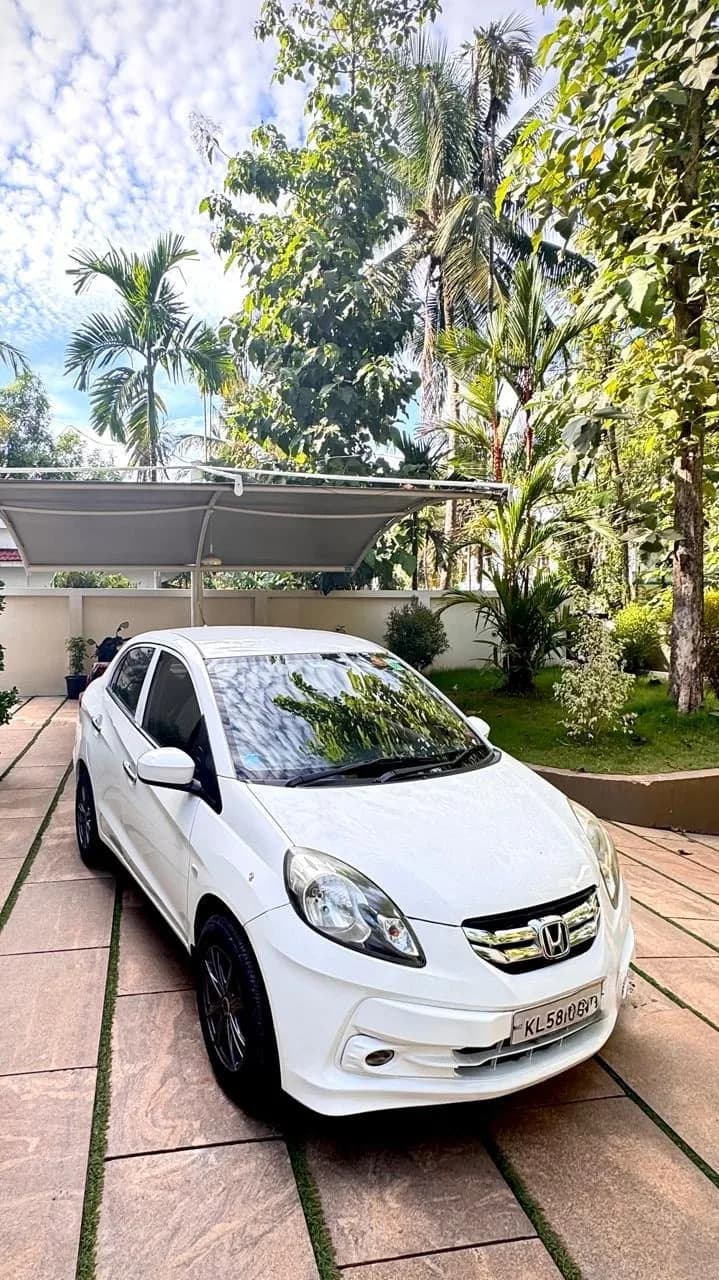 2015 Honda Amaze 1.5 E diesel in white, front three-quarter view from the right – Car City, Mattanur, Kannur