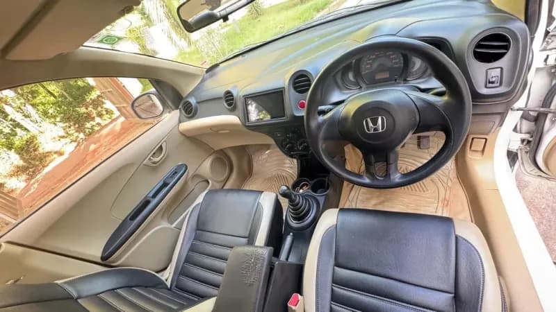 2015 Honda Amaze 1.5 E diesel in white, dashboard and manual gear lever – Car City, Mattanur, Kannur
