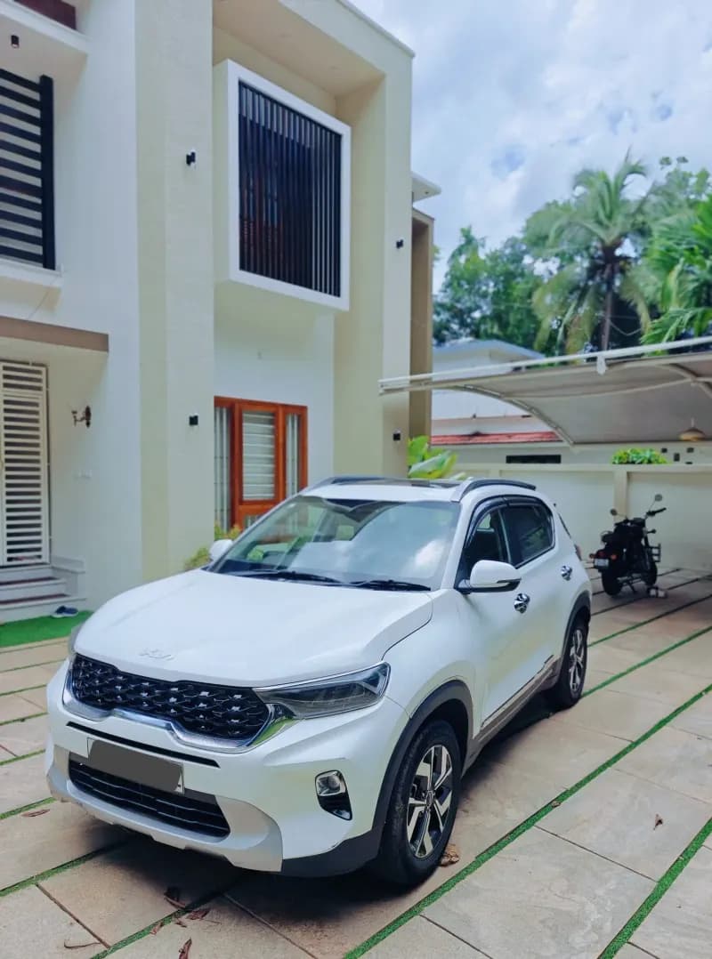 Used 2022 Kia Sonet HTX diesel in white, front three-quarter view, for sale at Car City, Mattanur, Kannur