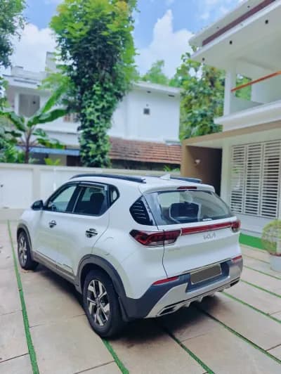 2022 Kia Sonet HTX diesel in white, rear three-quarter view – Car City, Mattanur, Kannur