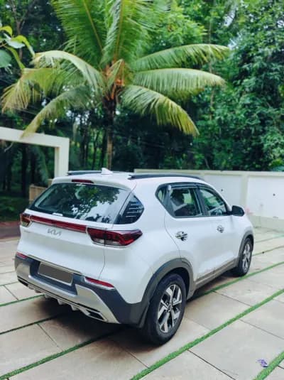 2022 Kia Sonet HTX diesel in white, rear three-quarter view from the left – Car City, Mattanur, Kannur