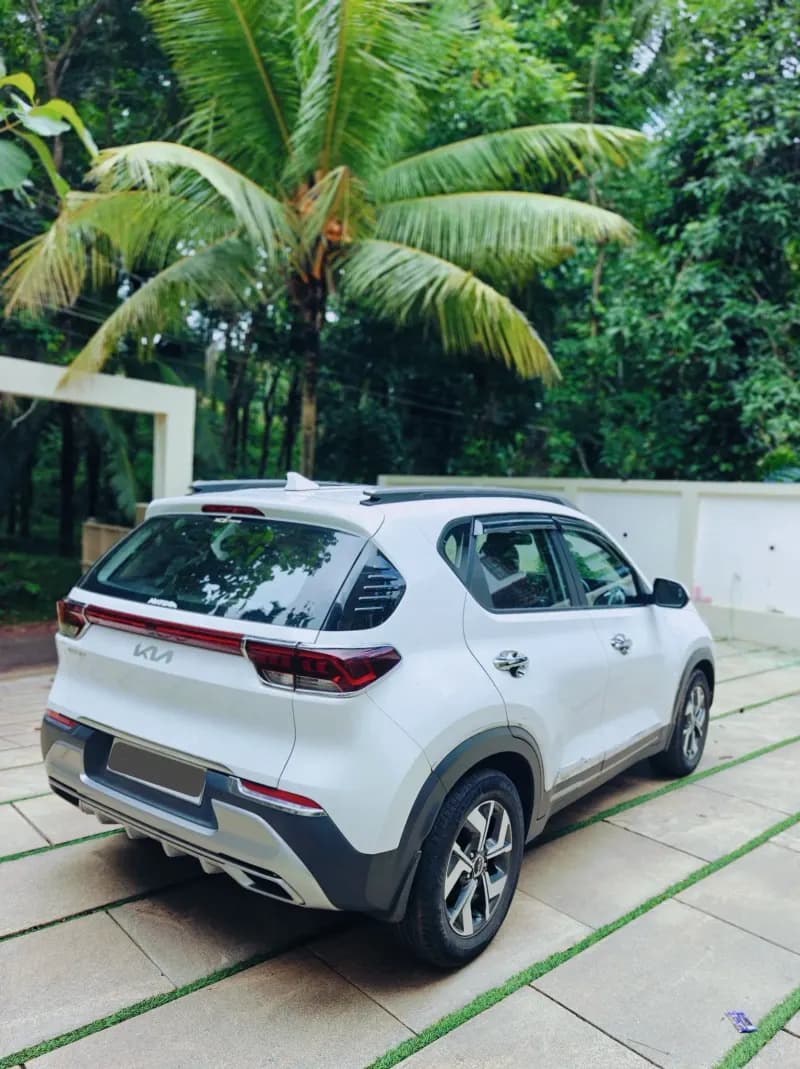2022 Kia Sonet HTX diesel in white, rear three-quarter view from the left – Car City, Mattanur, Kannur