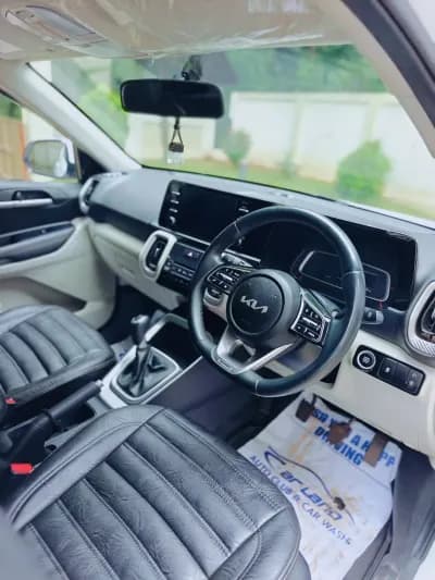 2022 Kia Sonet HTX diesel in white, dashboard and manual gear lever – Car City, Mattanur, Kannur