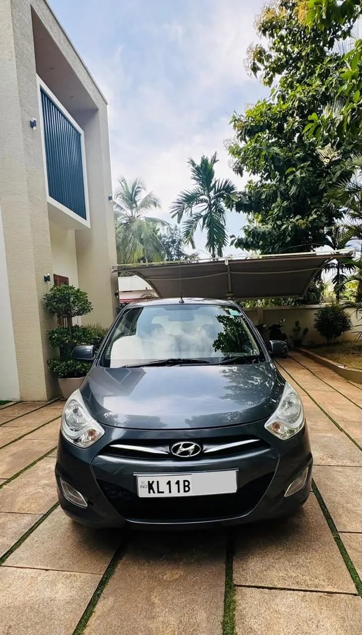 2015 Hyundai i10 Sportz petrol in grey, front view – Car City, Mattanur, Kannur