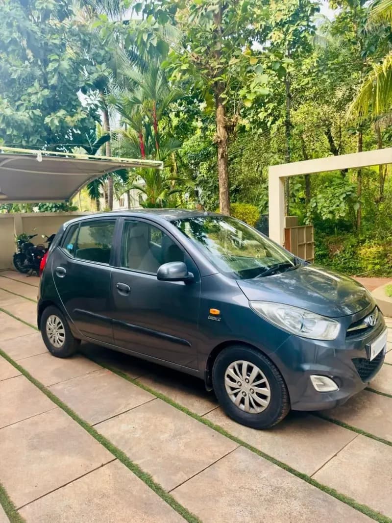 2015 Hyundai i10 Sportz petrol in grey, front three-quarter view from the left – Car City, Mattanur, Kannur