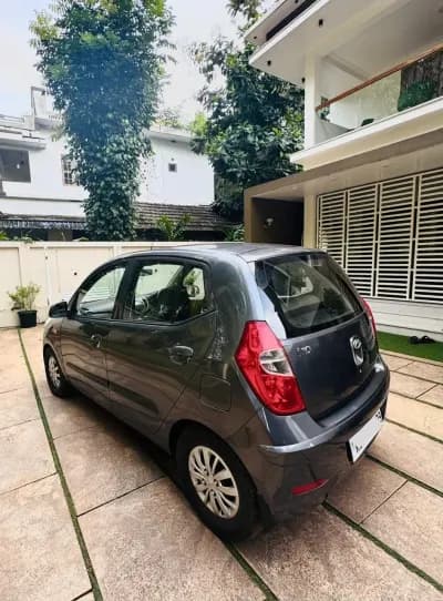 2015 Hyundai i10 Sportz petrol in grey, rear three-quarter view – Car City, Mattanur, Kannur