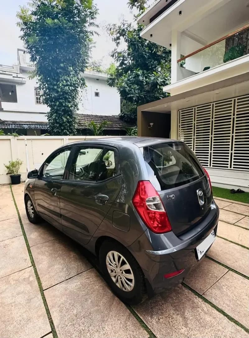 2015 Hyundai i10 Sportz petrol in grey, rear three-quarter view – Car City, Mattanur, Kannur