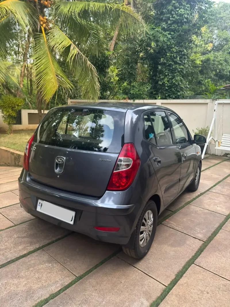 2015 Hyundai i10 Sportz petrol in grey, rear three-quarter view from the left – Car City, Mattanur, Kannur