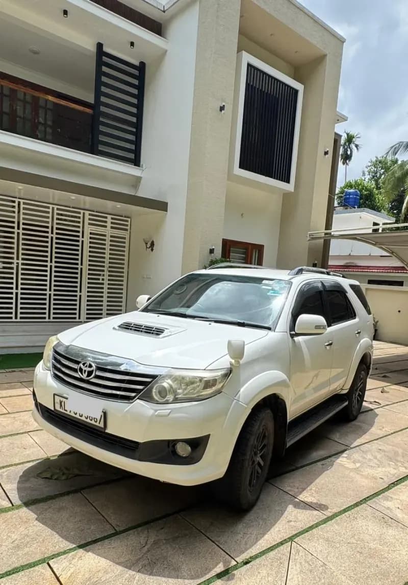 Used 2014 Toyota Fortuner 4x2 automatic diesel in white, front three-quarter view, for sale at Car City, Mattanur, Kannur
