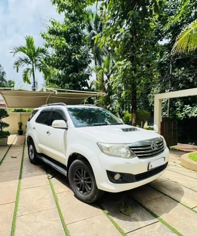 2014 Toyota Fortuner 4x2 automatic diesel in white, front three-quarter view from the right – Car City, Mattanur, Kannur