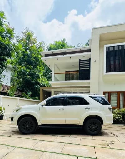 2014 Toyota Fortuner 4x2 automatic diesel in white, side view – Car City, Mattanur, Kannur