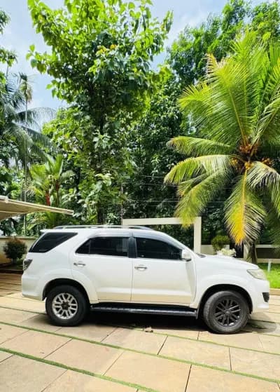 2014 Toyota Fortuner 4x2 automatic diesel in white, side view from the right – Car City, Mattanur, Kannur