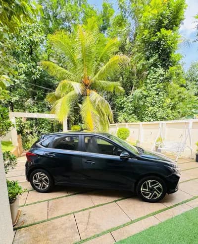 2022 Hyundai i20 Sportz diesel in blue, side view from the right – Car City, Mattanur, Kannur