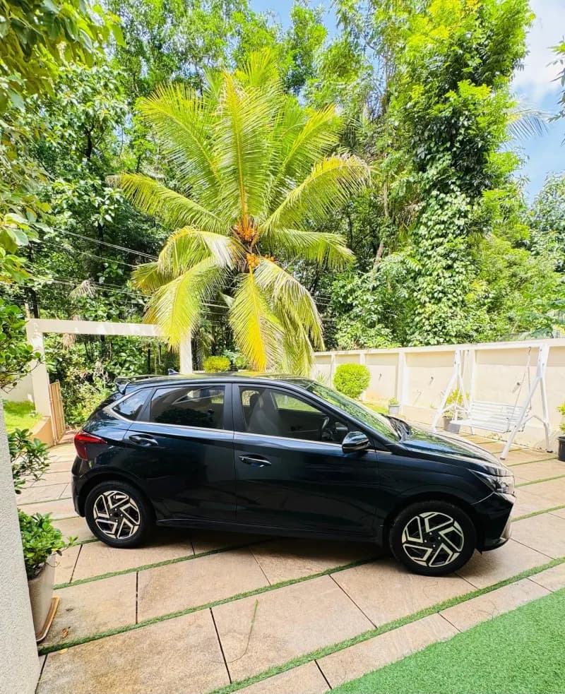 2022 Hyundai i20 Sportz diesel in blue, side view from the right – Car City, Mattanur, Kannur