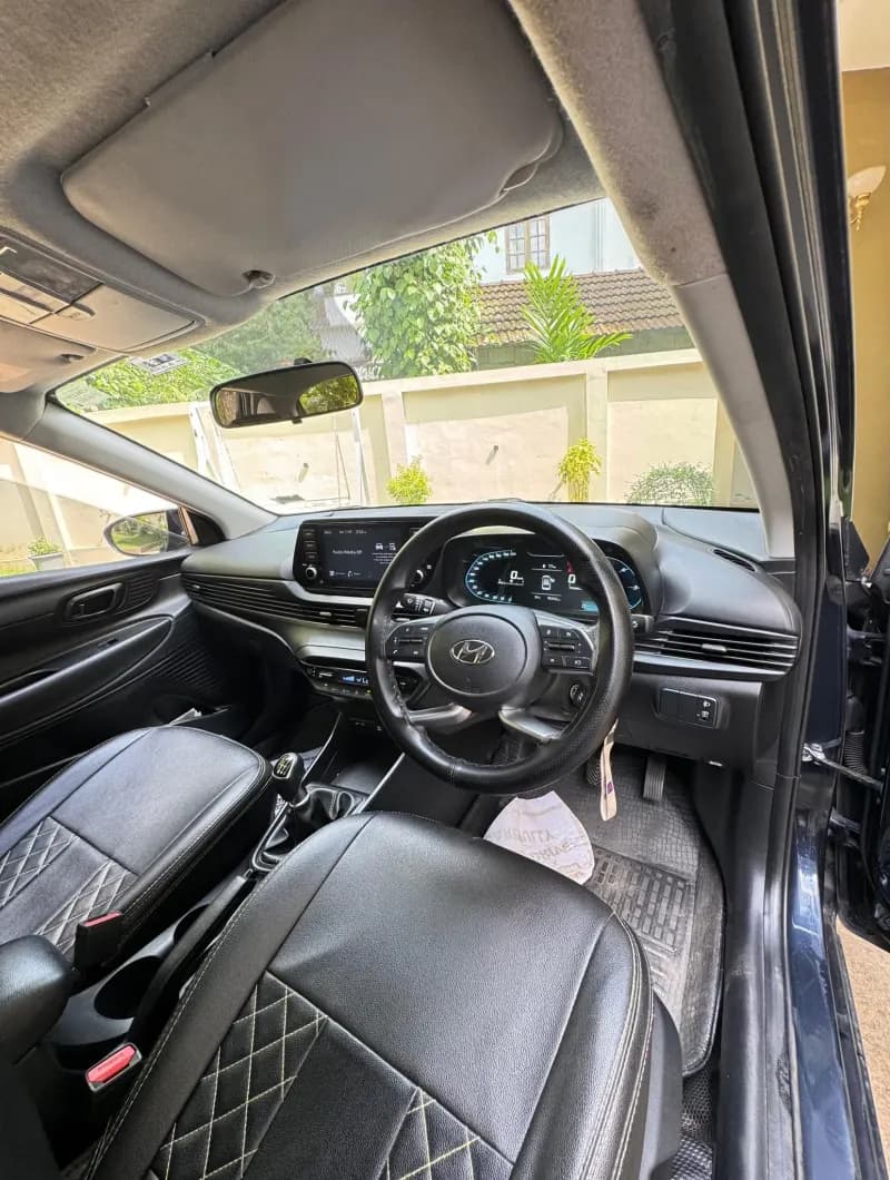 2022 Hyundai i20 Sportz diesel in blue, dashboard and manual gear lever – Car City, Mattanur, Kannur