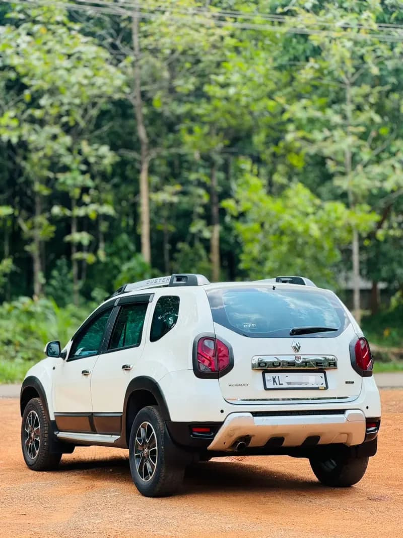 2017 Renault Duster Rxz in white — photo 4 of 7